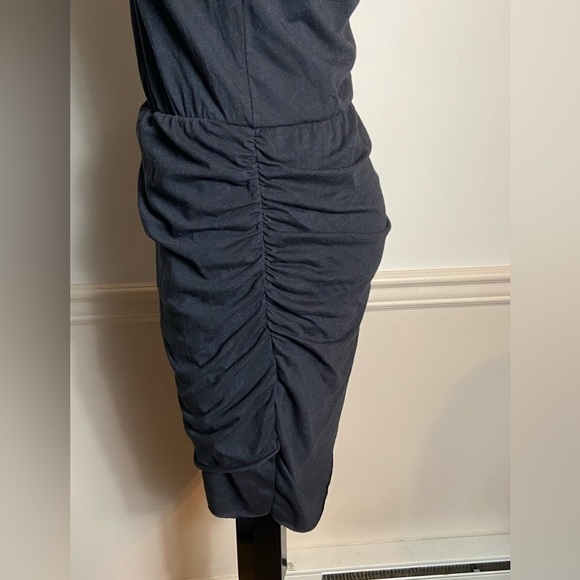 BLACK sleeveless tshirt dress with cinched waist and ruched skirt. - Picture 3 of 4